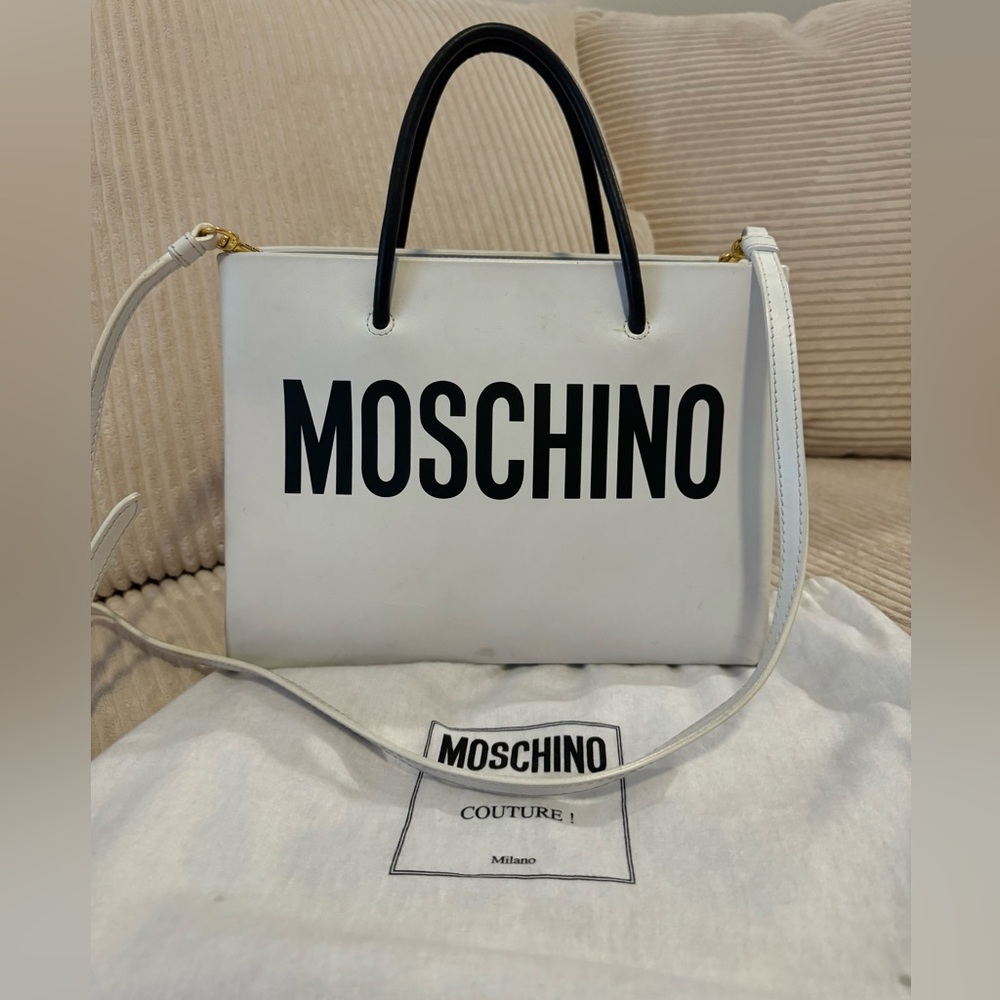Moschino
Small calfskin shopper with logo